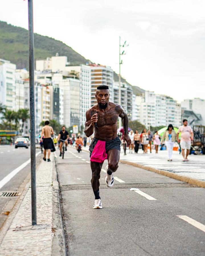 这是51岁？泽-罗伯托晒跑步照身材炸裂，腹肌如同刀刻斧凿！